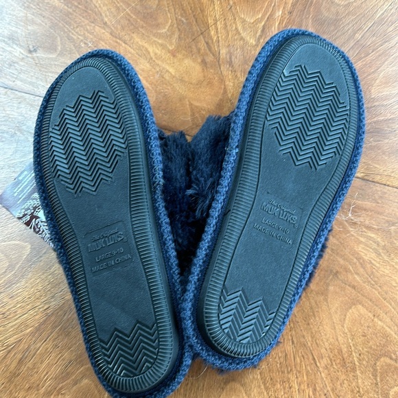 NWT Woman’s fur lined slippers - Picture 4 of 4